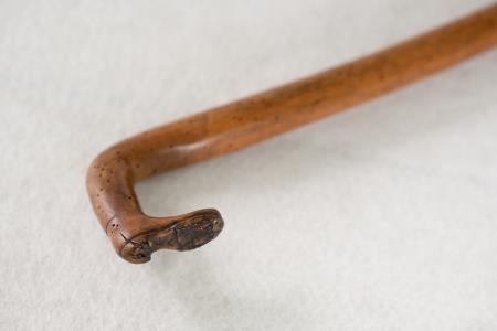 Palica z izrezljanim ročajem, delo podobarja Selčka iz Zagorice, okrog 1930.